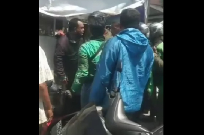Debt collector yang nekat rampas motor nyaris bentrok dengan driver ojek online (ojol) di Medan.