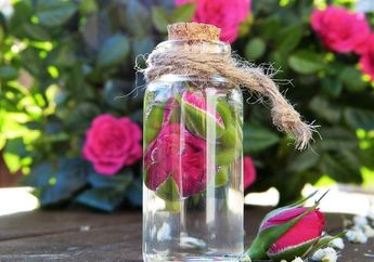 Produk Serbaguna, Ini Dia 5 Manfaat Air Mawar untuk Kesehatan Rambut! Yuk, simak!