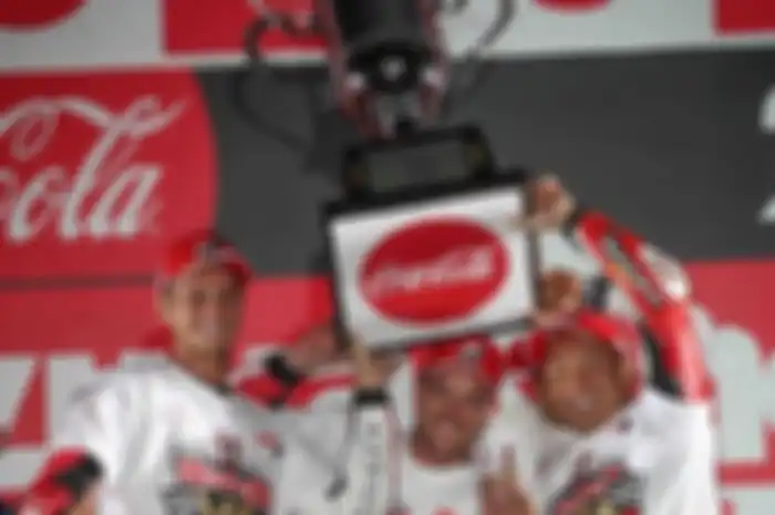 Pembalap tim Yamaha Factory Racing, Michael van der Mark, Alex Lowes, Katsuyuki Nakasuga (kaus putih, dari kiri ke kanan), merayakan kemenangan mereka pada ajang Suzuka 8 Hours di Sirkuit Suzuka, Minggu (30/7/2018).