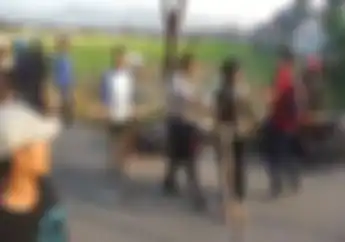 Beringas, Video Polisi Keluarkan Pistol Karena Kewalahan Bubarkan Puluhan Opang yang Anarkis