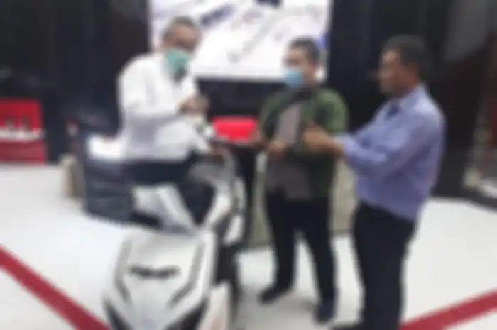Penyerahan motor listrik Gesits kepada Ferry Sartono.