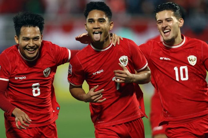 Marselino Ferdinan (tengah) merayakan golnya, bersama Witan Sulaeman (Nomor 8) dan Justin Hubner (Nomor 10), untuk timnas U-23 Indonesia ke gawang Yordania pada fase grup Piala Asia U-23 2024 di Doha (21/4/2024).