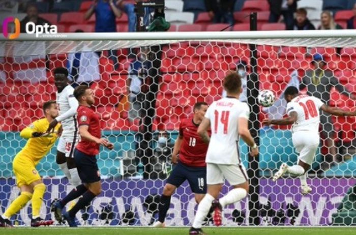 Winger timnas Inggris, Raheem Sterling, mencetak gol ke gawang Republik Ceska dalam laga EURO 2020 di Stadion Wembley, Selasa (22/6/2021).