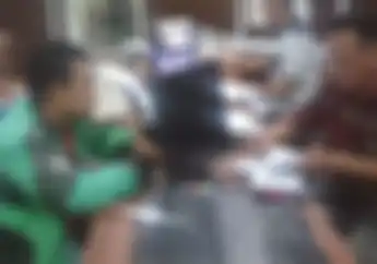 Waduh! Dua Orang Pengendara Ojol Berkelahi Gara-gara Rebutan Order Makanan