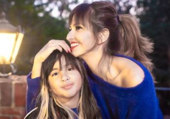 Anak Pertamanya Rela Bangun Tengah Malam&nbsp;Demi Ucapkan Selamat Ulang Tahun Pernikahan dan Berikan Hadiah Kue Masakan Sendiri, Nia Ramadhani: Dia dengan Ngantuk-ngantuknya