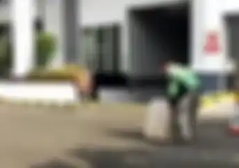 Enggak Tega Lihatnya, Driver Ojol Angkat Kardus Ukuran Besar Kirim ke Perkantoran, Resiko Motor Hilang
