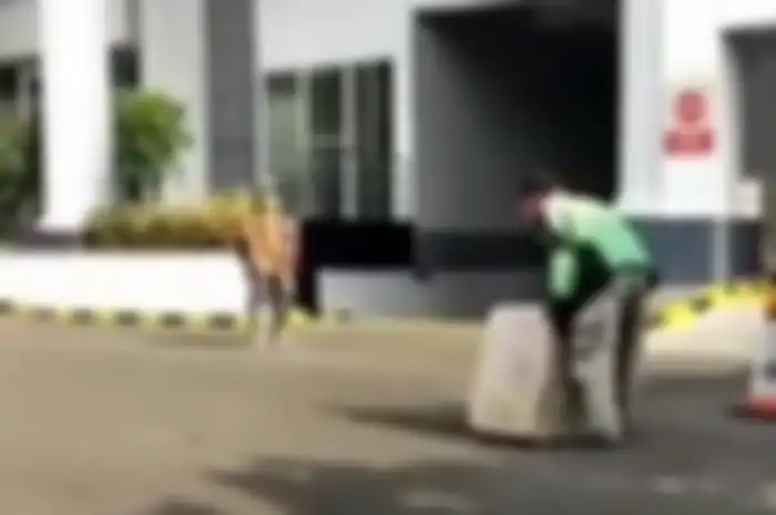 Kasihan banget driver ojol tertatih-tatih angkat kardus ukuran besar kirim ke perkantoran Mall of Indonesia (MOI).