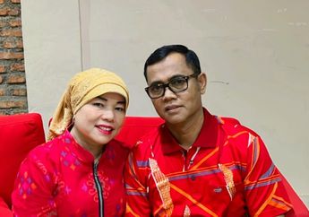 Jadi Opa Oma Gaul saat Asyik Joget TikTok Bak ABG, Tengok Penampilan Haji Faisal dan Dewi Zuhriati dengan Outfit Sangar Bak Mafia, Aksi Mertua Vanessa Angel Bikin Gemas!