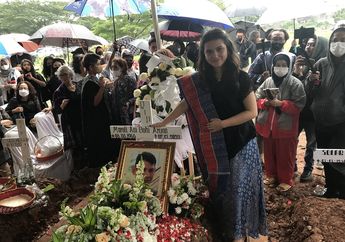 Ucapkan Salam Perpisahan, Marsha Aruan Tegar di Pemakaman sang Ayah:&nbsp;Semoga Damai di Sana