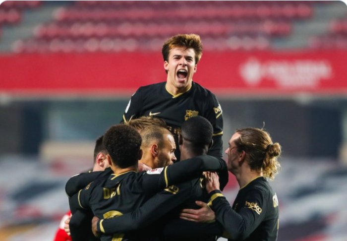 Barcelona mengunci satu tempat di semifinal Copa del Rey usai menaklukkan Granada 5-3 di babak semifinal.