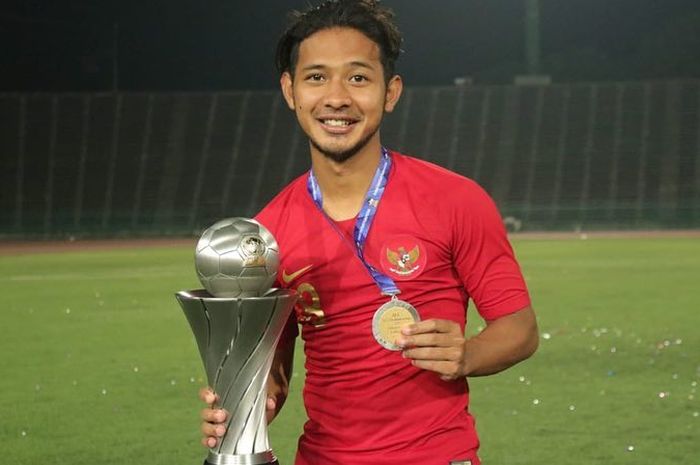 Gelandang timnas U-23 Indonesia, Gian Zola, memegang trofi Piala AFF U-22 2019. 