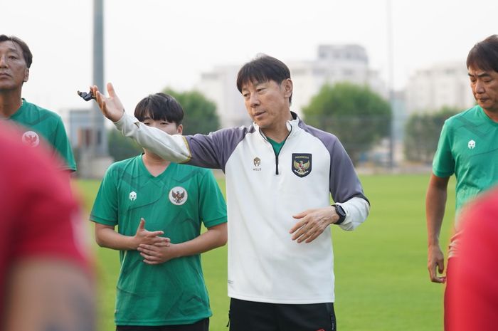 Pelatih timnas Indonesia, Shin Tae-yong, saat memimpin latihan di kompleks sekitar Stadion Internasional Basra, Irak, Minggu (12/11/2023).