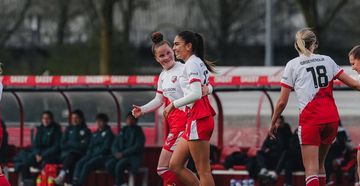 Claudia Scheunemann dan Nikita Tromp merayakan gol ketiga FC Utrecht Vrouwen yang menang 3-0 atas PEC Zwolle dalam lanjutan Eredivisie, Minggu (5/4/2026).