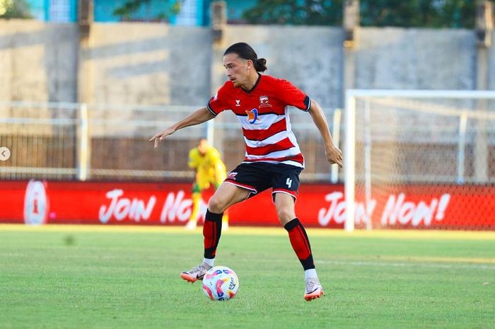 Gelandang asal Belanda yang memiliki keturunan Indonesia yang kini membela klub Liga 1 Madura United, yakni Jordy Wehrmann.