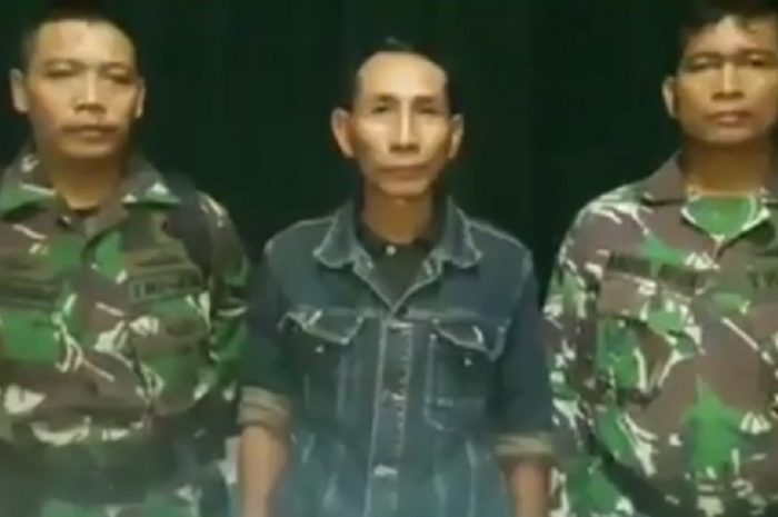 Tukang parkir yang terlibat cekcok dengan anggota TNI langsung digiring ke Kodim 0614 Kota Cirebon.