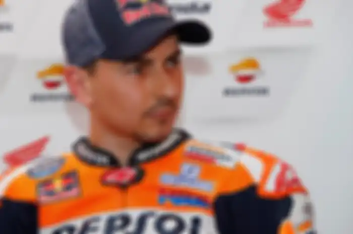 Kondisi Jorge Lorenzo yang belum pulih betul dari cedera pergelangan tangan diduga kuat menjadi penyebab utama di balik penampilannya yang kurang menjanjikan