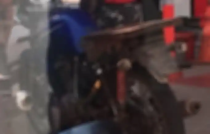 Selang menjulur dari bawah tangki motor saat isi bensin.