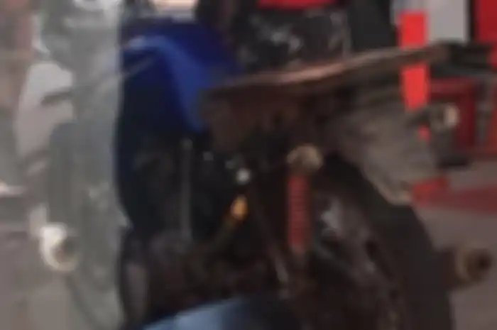 Selang menjulur dari bawah tangki motor saat isi bensin.