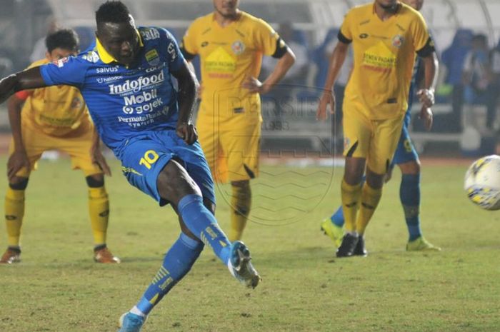 Ezechiel NDouassel gagal mencetak gol lewat tendangan penalti saat Persib bertemu Semen Padang, 18 September 2019.