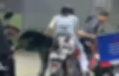 Viral di TikTok Wanita Alami Nasib Apes Ogah Turun dari Motor Pacar saat Isi Bensin, Warganet: ya Sesuai Ekspetasi