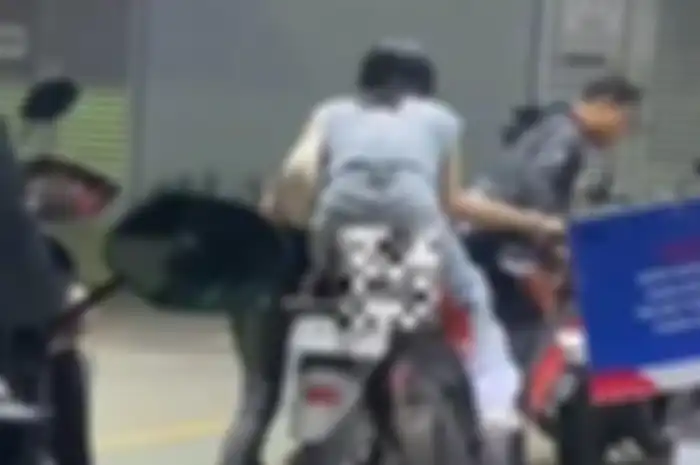 Momen seorang wanita terjatuh saat hendak isi bensin, diduga karena terlalu manja dan tak mau turun dari atas motor. 