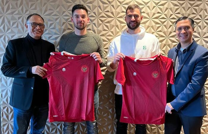 Anggota Exco PSSI, Hasani Abdulgani, bertemu dengan Sandy Walsh dan Jordi Amat di Belgia (9/4/2022). 