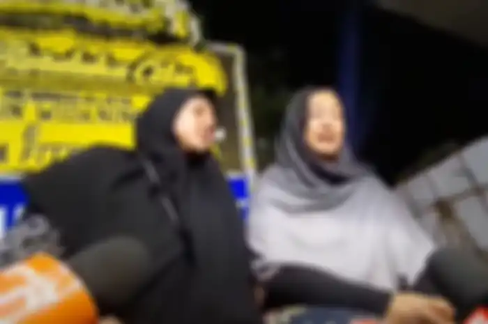 Tangis Ayu Anjani pecah sesalkan ibu dan adiknya yang tidak ditolong kru kapal saat tenggelam.
