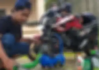 Mahasiswa Teknik Mesin Kasih Servis Motor Gratis Untuk Warga Mojokerto