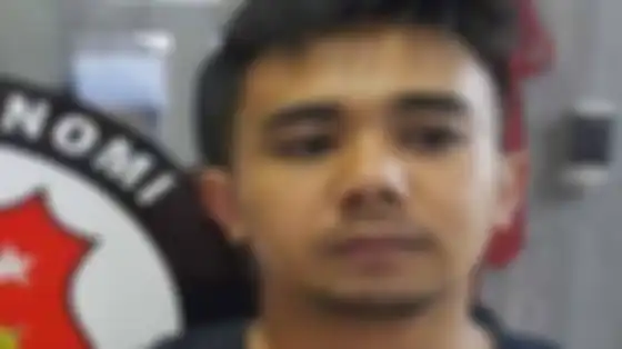 Tersangka Yandi (28), pria bermodal paras wajah dan tubuh atletis incar janda kaya Semarang untuk dikencani. Setelah berhasil memploroti uang korban hingga ratusan juta rupiah, dia mengajak tidur bareng. Jika tidak mau, pelaku mengancam tak mengembalikan uangnya. 