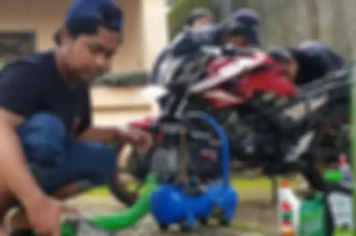 Mahasiswa teknik mesin memberikan servis motor gratis untuk warga di Desa Claket, Pacet, Kabupaten Mojokerto, Jawa Timur.