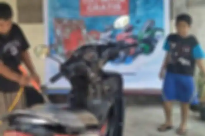 Cuci Motor Anak Soleh menggratiskan guru ngaji di Jambi