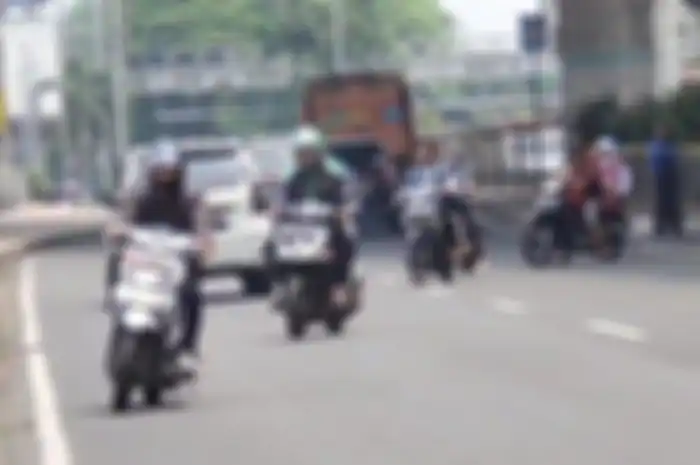 Pemotor melanggar lalu lintas, lawan arus di kolong fly over Pondok Kopi di Jalan I Gusti Ngurah Rai, Jakarta Timur.