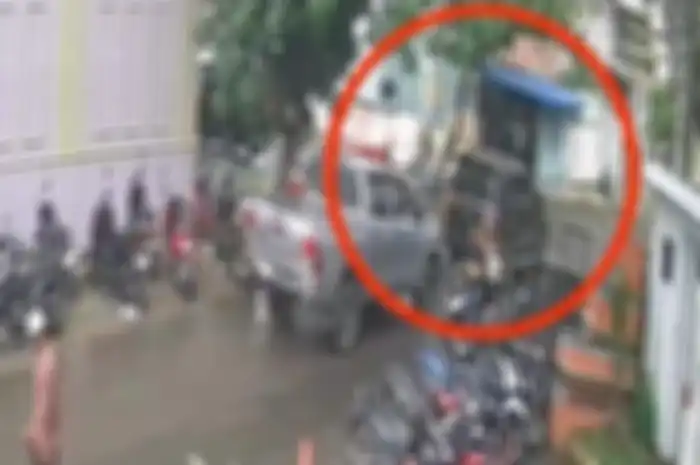 Toyota Fortuner tabrak pengendara motor di Medan, langsung kabur melarikan diri.