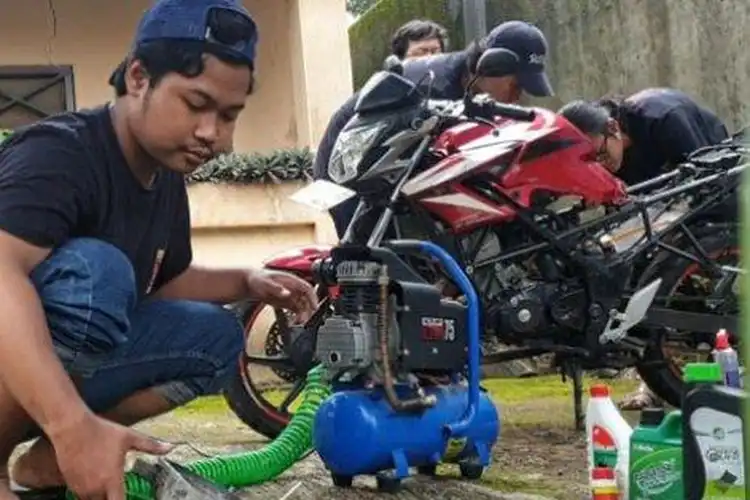 Mahasiswa Teknik Mesin Kasih Servis Motor Gratis Untuk Warga Mojokerto