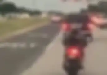 Maksa Bener! Biker Ini Tunggangi Motor Sport dengan Cara Ini, Bikin Ngakak..