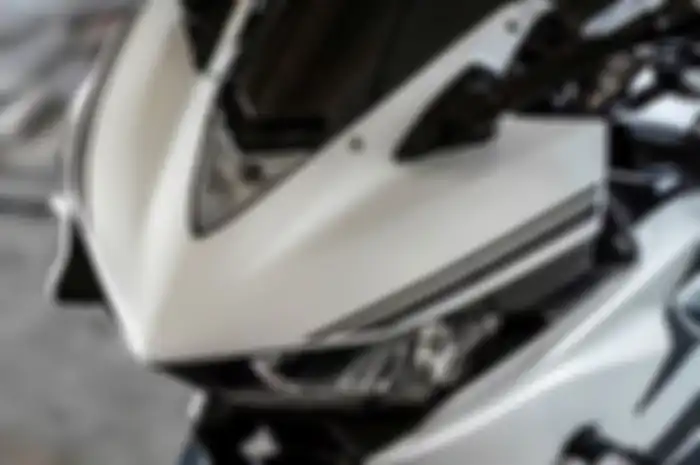 ADa perhatian khusus untuk motor warna putih saat musim hujan. 