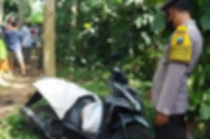 Warga Blitar, Jawa Timur geger, sesosok jasad wanita dalam karung ditemukan di atas Honda Vario 125.