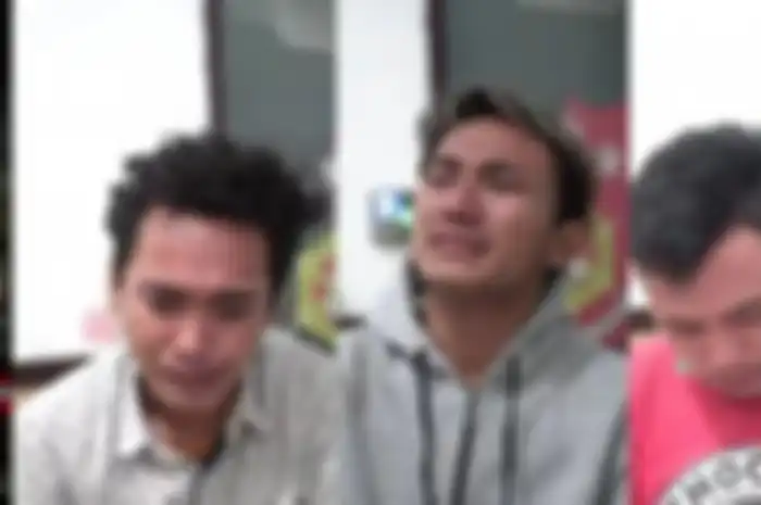 Video tiga  pemuda berinisial JL, PT dan DK yang menangis di Mapolres Probolinggo Kota mendadak viral. 