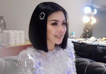 Ngemper Sambil Elus Kakinya yang Sakit, Syahrini Kepergok Pakai Kaos Putih dengan Harga Selangit!