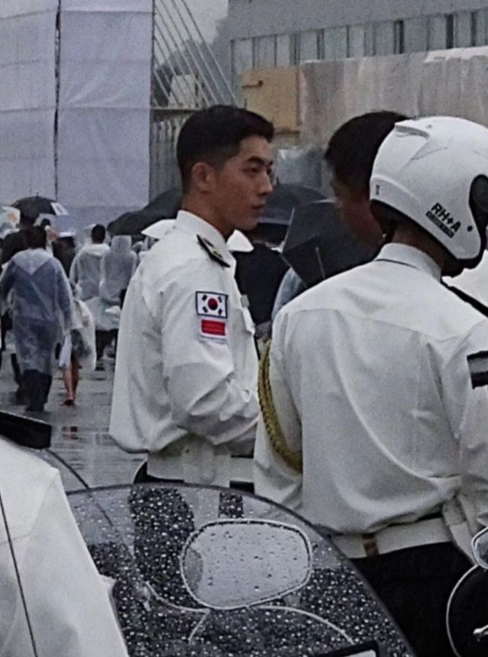 Nam Joo Hyuk dengan seragam polisi militer