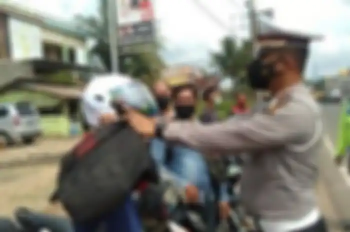 ILustrasi polisi sedang mengenakan helm SNI di pengendara  