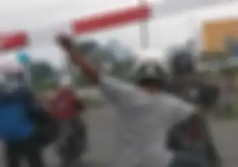 Video: Biker Ini Nekat Angkat Palang Pintu Kereta Sendiri Padahal Sudah Ditutup
