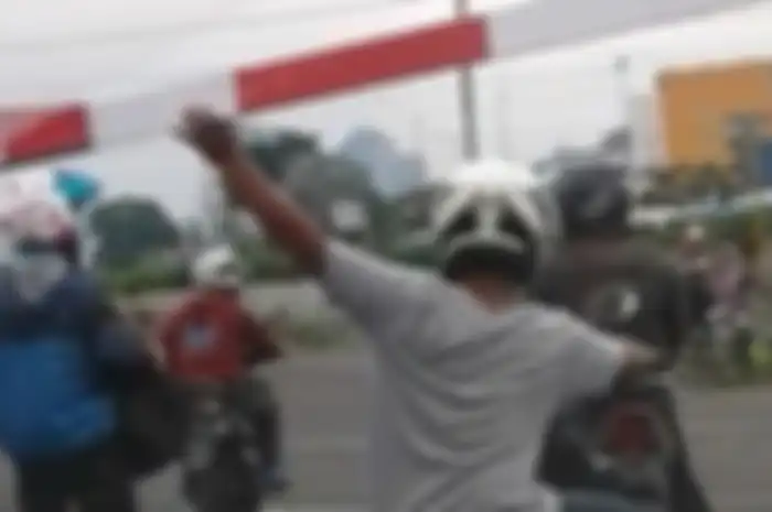 Screen capture dari video biker angkat palang pintu perlintasan KA