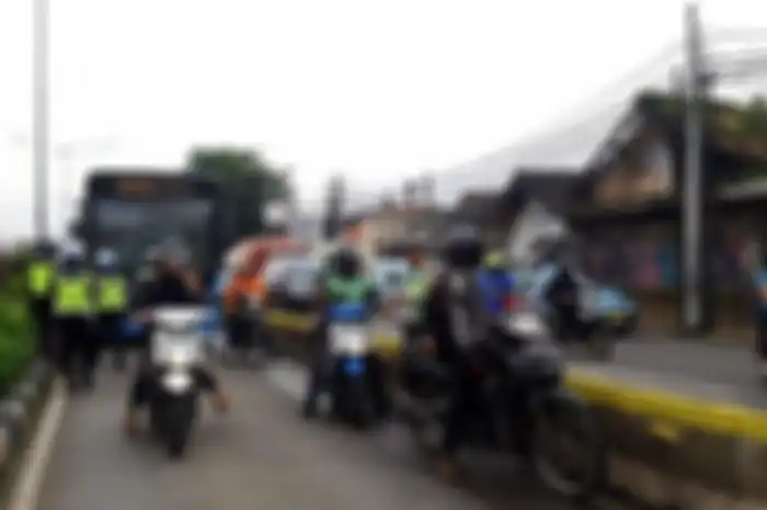 Pemotor yang nekat masuk jalur Busway langsung ditilang.