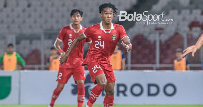 Striker timnas U-20 Indonesia, Ronaldo Kwateh (tengah), sedang menguasai bola saat bertanding dalam laga turnamen Mini Internasional di Stadion Gelora Bung Karno, Senayan, Jakarta, Selasa (21/2/2023) malam.   