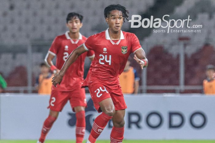 Striker timnas U-20 Indonesia, Ronaldo Kwateh (tengah), sedang menguasai bola saat bertanding dalam laga turnamen Mini Internasional di Stadion Gelora Bung Karno, Senayan, Jakarta, Selasa (21/2/2023) malam.   