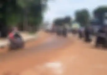 Bikers Harus Tahu, Begini Cara Berkendara yang Aman Saat Melewati Jalan Licin Akibat Hujan dan Tanah