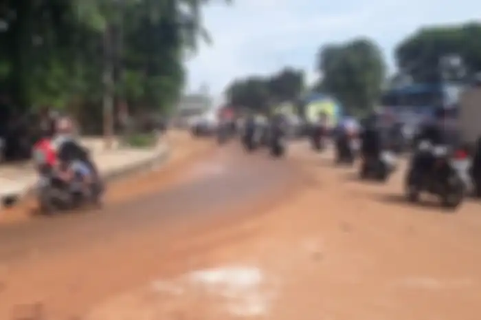 Jalan licin akibat tanah dan hujan bisa membahayakan bikers, begini cara berkendara yang aman