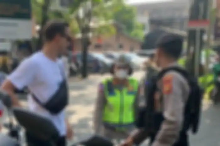 Setiap hari puluhan pemotor ditilang di Bali, didominasi bule yang tak pakai helm.