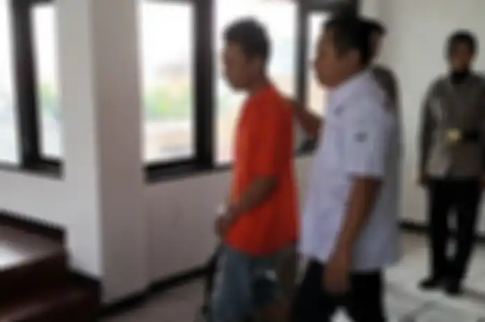Tukang cat nekat curi motor Honda Scoopy milik artis Nova Eliza di rumahnya.